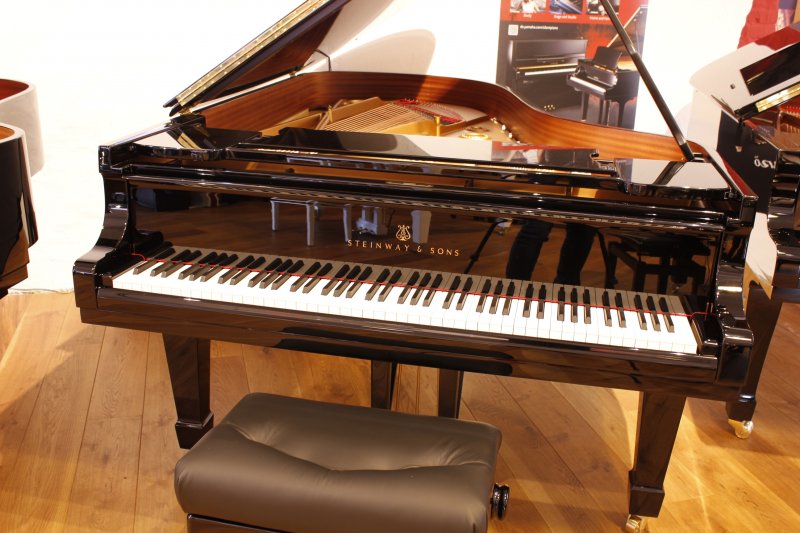 STEINWAY & SONS B-Flügel 211cm Tagesmiete